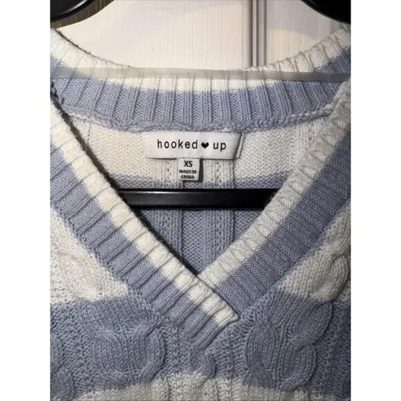 Hooked Up Women's Ruffled Sleeveless Sweater Size S XS Light Blue And White - Picture 3 of 12